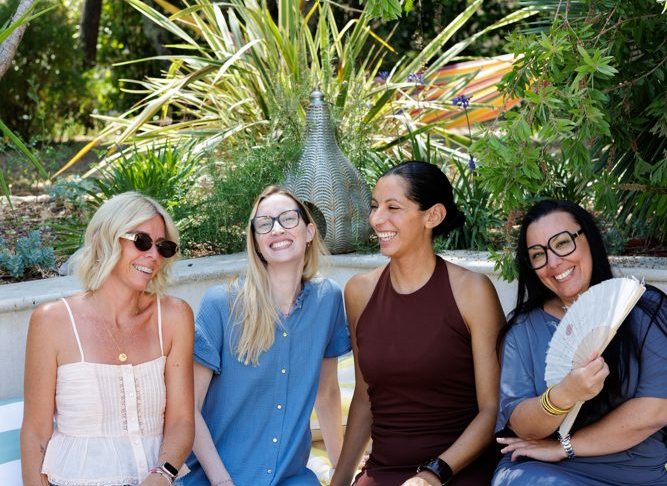 Nedjma avec trois entrepreneures, assises au soleil