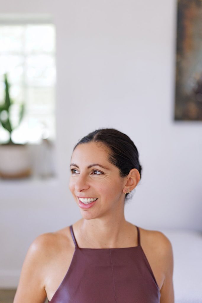 Nedjma souriante, le regard sur le côté